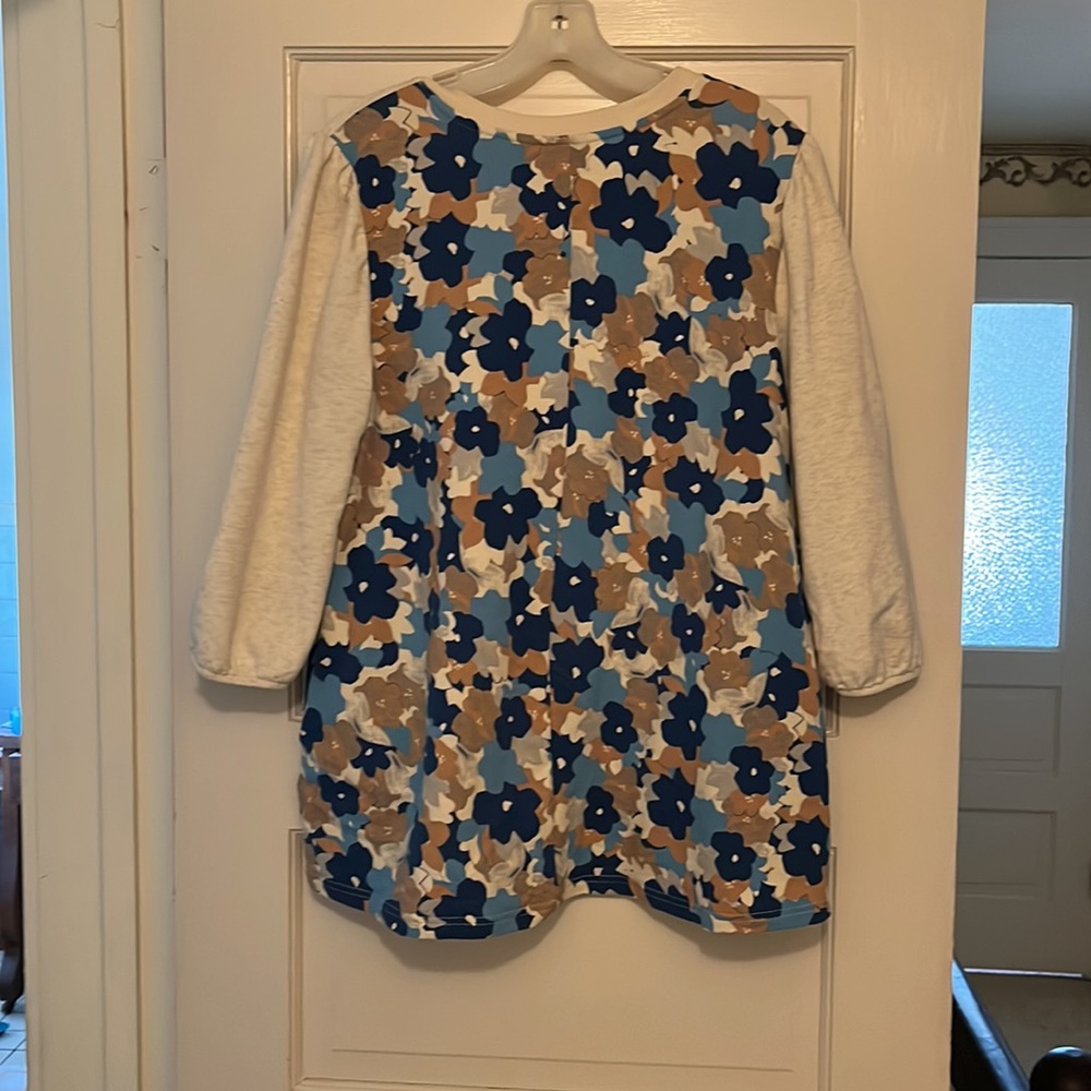 This shirt has pockets!!!!! - Picture 2 of 7